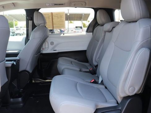 Used 2025 Toyota Sienna XLE FWD image 34