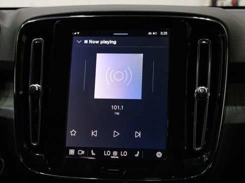 Used 2025 Volvo XC40 B5 Plus image 32