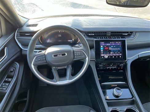 Used 2024 Jeep Grand Cherokee Altitude image 12