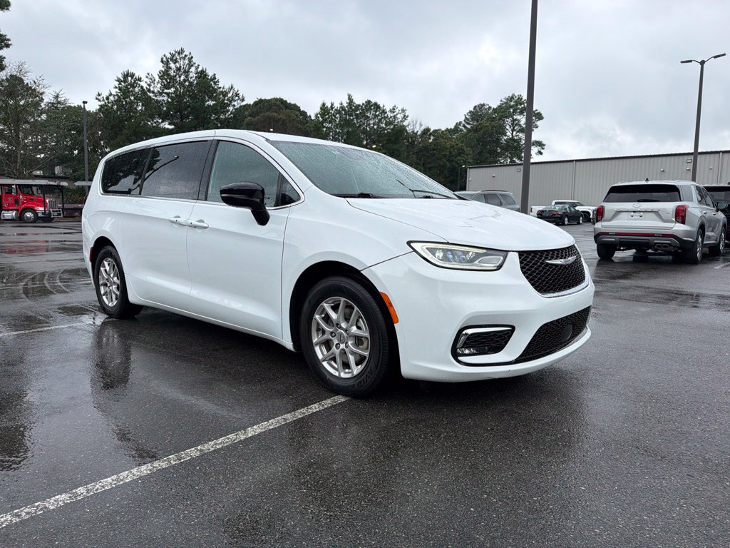 Used 2025 Chrysler Pacifica Select FWD image 4