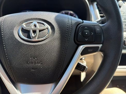 Used 2016 Toyota Highlander LE AWD/4WD image 16