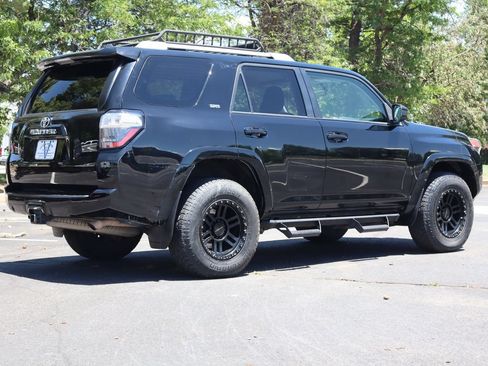 Used 2018 Toyota 4Runner SR5 AWD/4WD image 5