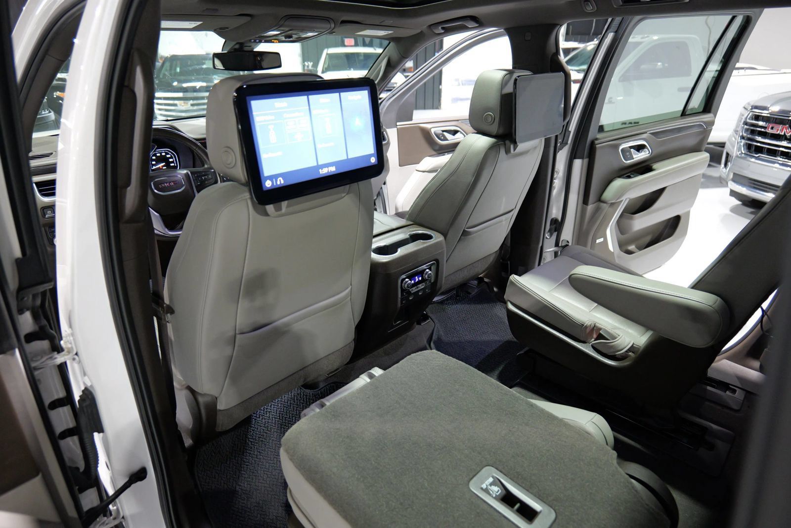 Used 2021 GMC Yukon XL SLT w/ SLT Luxury Plus Package AWD/4WD image 24