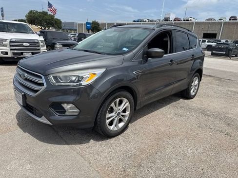 Used 2017 Ford Escape SE w/ Equipment Group 201A FWD image 2