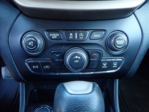 Used 2016 Jeep Cherokee Latitude w/ Cold Weather Group image 17