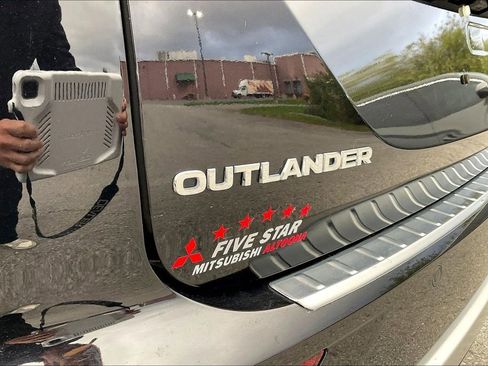 Used 2023 Mitsubishi Outlander SE image 8