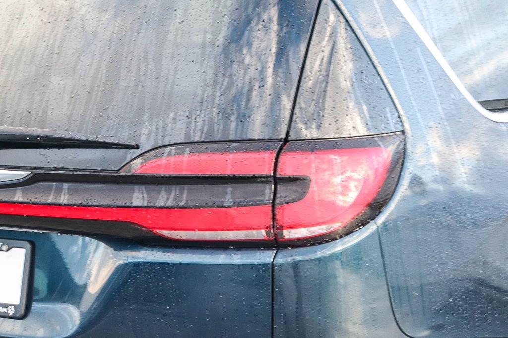 Used 2024 Chrysler Pacifica Limited FWD image 10