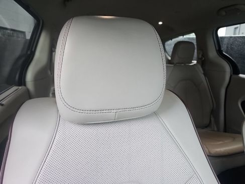 Used 2017 Chrysler Pacifica Limited FWD image 14
