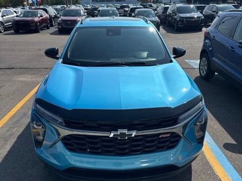 Used 2025 Chevrolet Trax RS w/ Sunroof Package FWD image 2