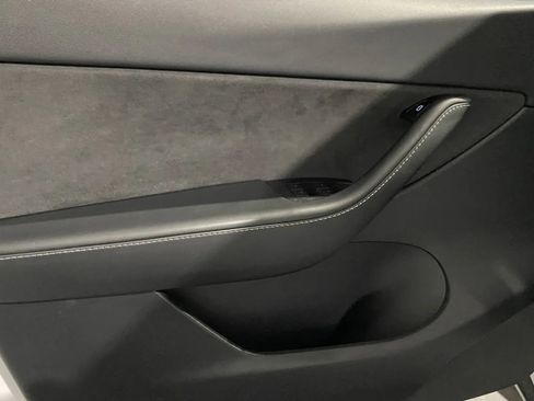 Used 2022 Tesla Model Y Long Range image 12