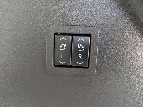 Used 2024 Buick Enclave Avenir image 18