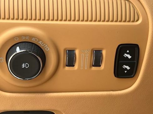 Used 2025 Jeep Grand Wagoneer Series III w/ Rear Seat Video Group 1 AWD/4WD image 19
