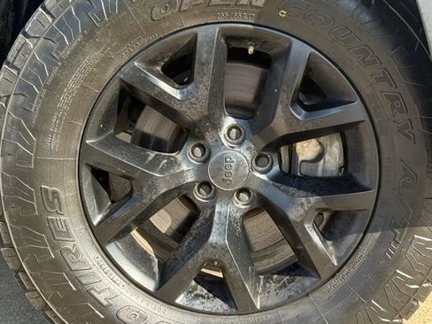 Used 2019 Jeep Cherokee Trailhawk w/ Cold Weather Group AWD/4WD image 10