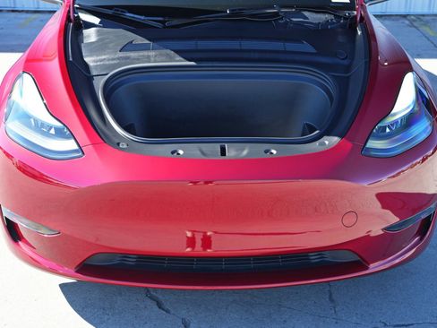 Used 2024 Tesla Model Y Performance image 8
