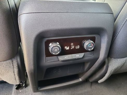 New 2026 Chevrolet Traverse LT image 13