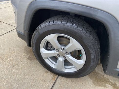 Used 2019 Jeep Compass Latitude FWD image 27