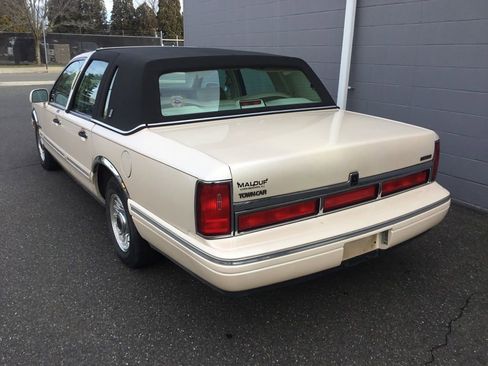 Used 1997 Lincoln Town Car Executive image 4