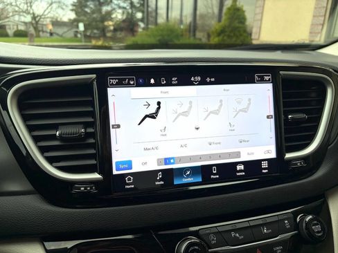 Used 2024 Chrysler Pacifica Touring-L FWD image 24