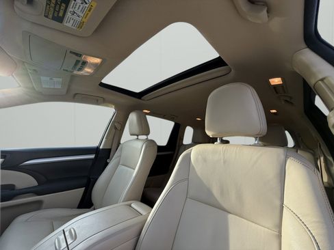 Used 2018 Toyota Highlander XLE image 26