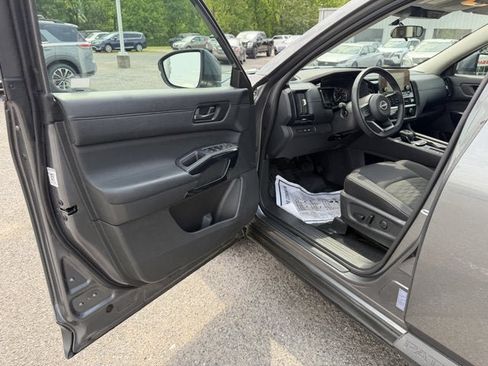 Used 2025 Nissan Pathfinder SV FWD image 14