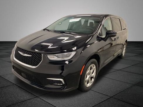 Used 2024 Chrysler Pacifica Limited image 3