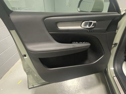Used 2025 Volvo XC40 B5 Core image 7