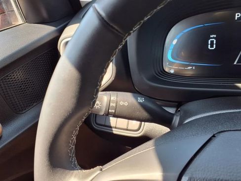 Used 2025 Hyundai Venue SEL FWD image 25