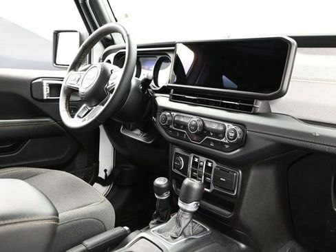 Used 2025 Jeep Wrangler Unlimited Sahara AWD/4WD image 17