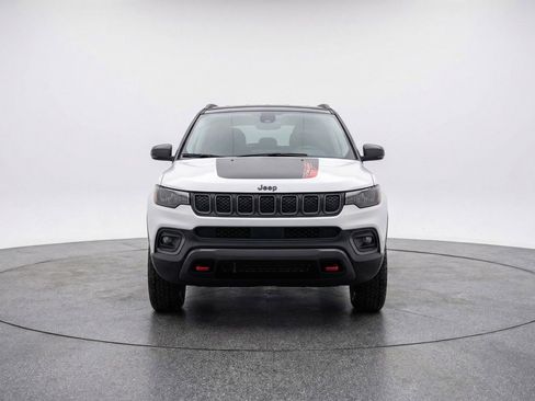 Used 2025 Jeep Compass Trailhawk AWD/4WD image 2