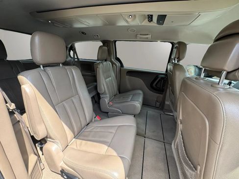 Used 2013 Chrysler Town & Country Touring FWD image 15
