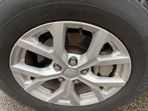 Used 2023 Jeep Grand Cherokee Limited image 9