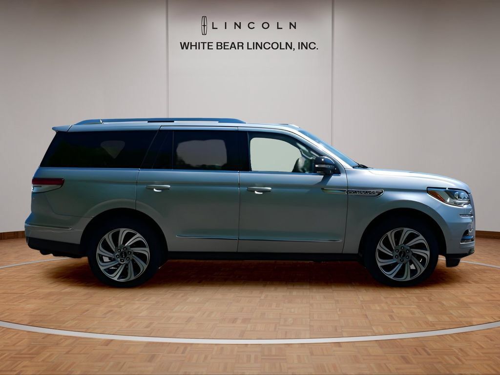 Used 2024 Lincoln Navigator Reserve AWD/4WD image 4