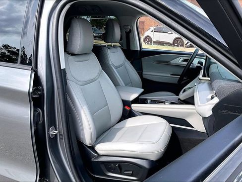 Used 2025 Ford Explorer Active w/ Active Comfort Package RWD image 7