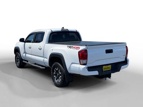 Used 2017 Toyota Tacoma TRD Off-Road AWD/4WD image 3
