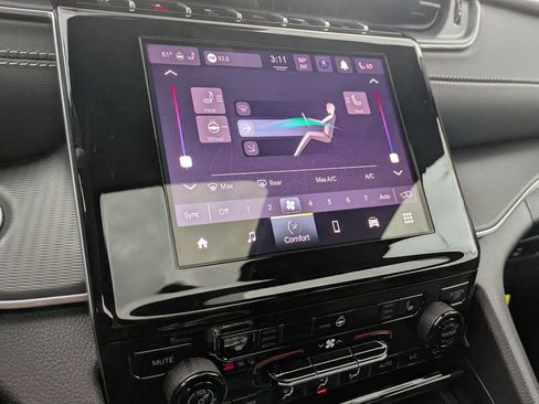 New 2025 Jeep Grand Cherokee Altitude image 18