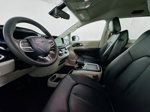 Used 2024 Chrysler Pacifica Touring-L FWD image 20