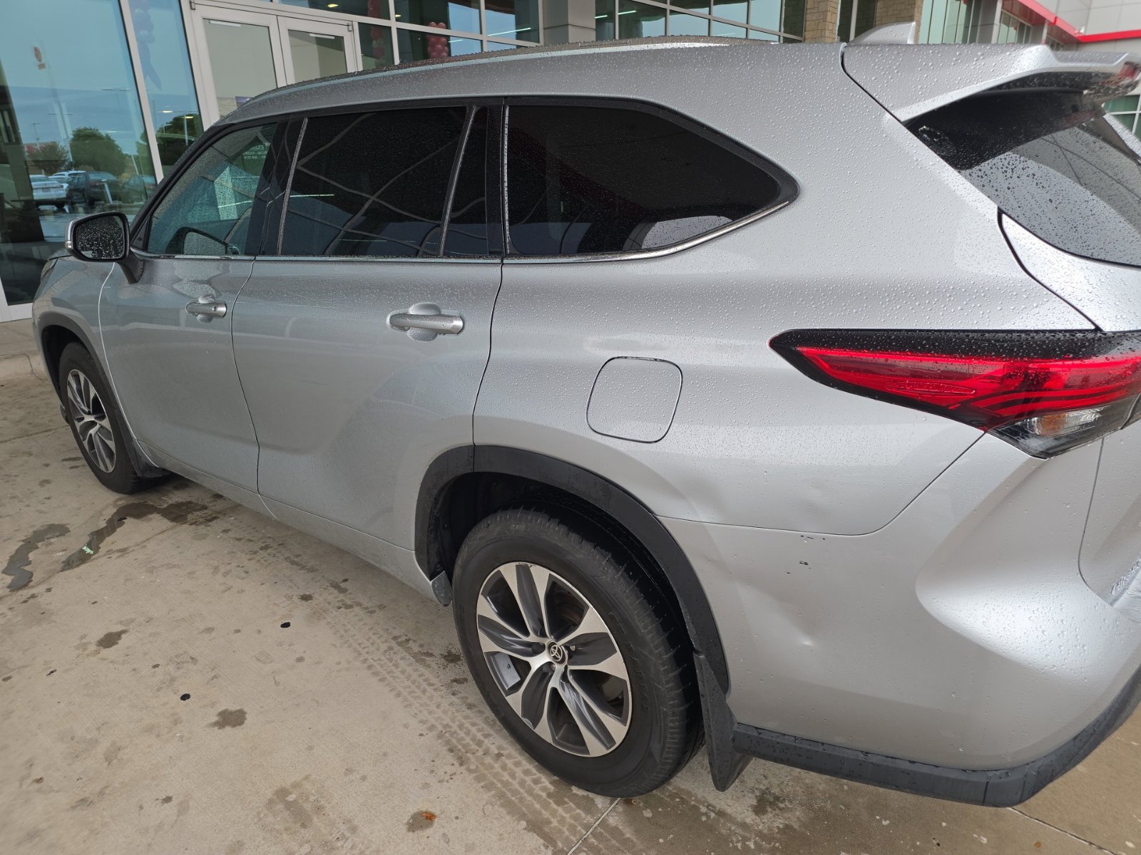 Used 2021 Toyota Highlander XLE AWD/4WD image 17
