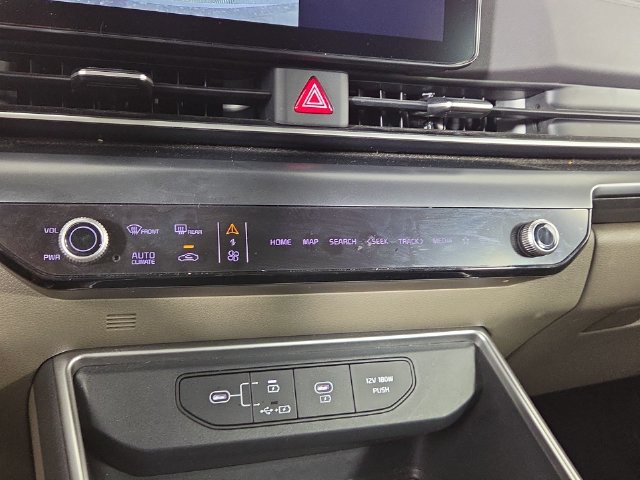 Certified 2025 Kia Carnival FWD image 18