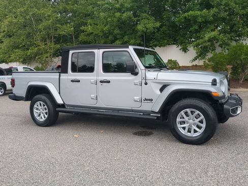 Used 2023 Jeep Gladiator Sport AWD/4WD image 2