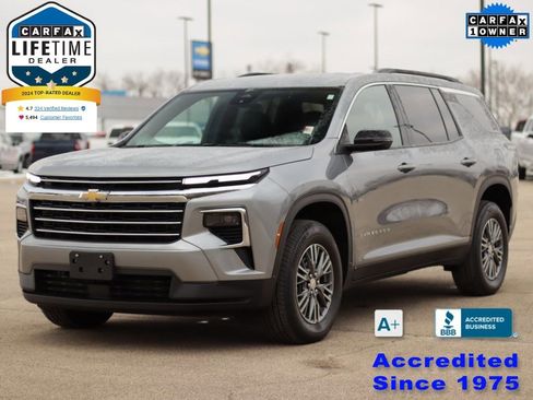 Used 2025 Chevrolet Traverse LT image 3