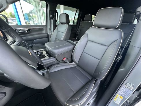 New 2025 Chevrolet Suburban Premier image 19