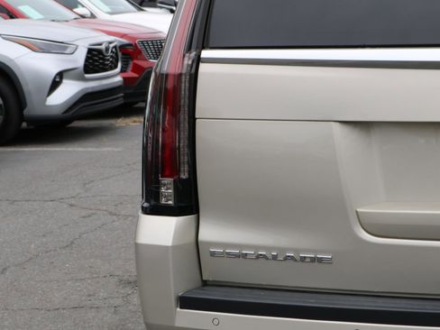 Used 2015 Cadillac Escalade Luxury AWD/4WD image 8