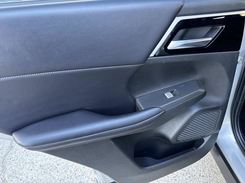 Used 2024 Mitsubishi Outlander AWD image 11