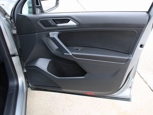 Certified 2020 Volkswagen Tiguan SE w/ Panoramic Sunroof Package image 27