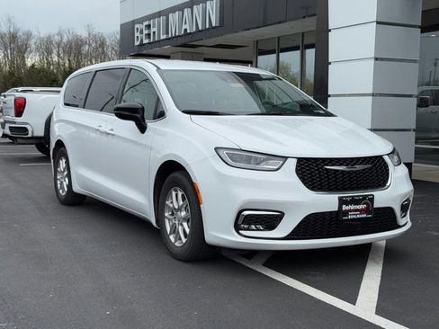 Used 2025 Chrysler Pacifica Select image 2