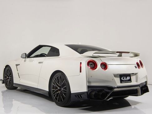 Used 2021 Nissan GT-R Premium image 8