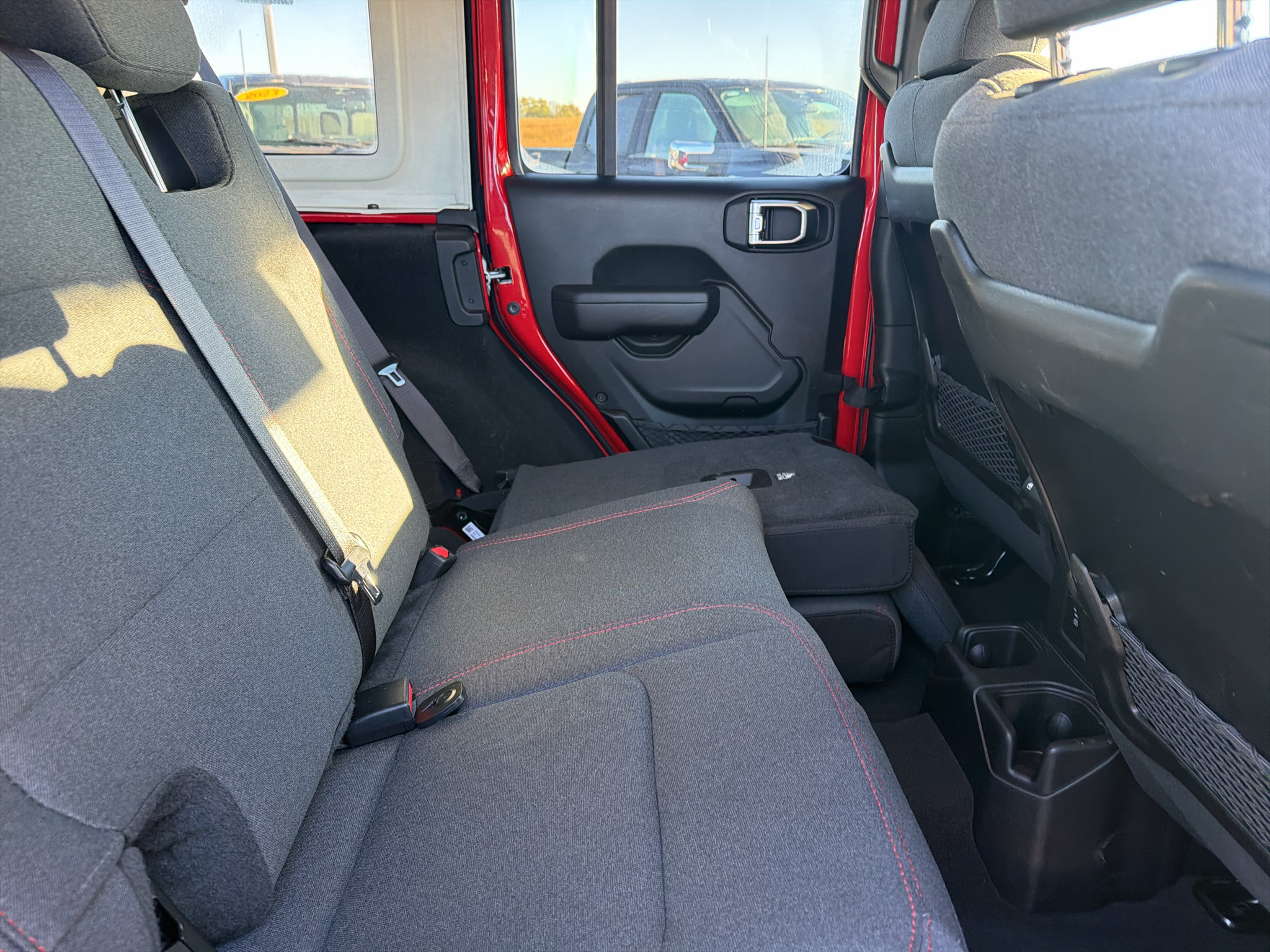 Used 2025 Jeep Wrangler Unlimited Rubicon w/ Convenience Group AWD/4WD image 24