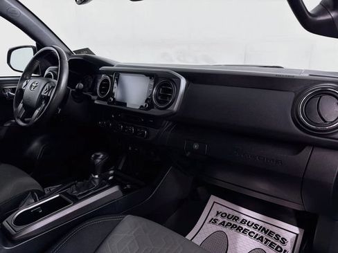 Used 2020 Toyota Tacoma TRD Sport AWD/4WD image 31