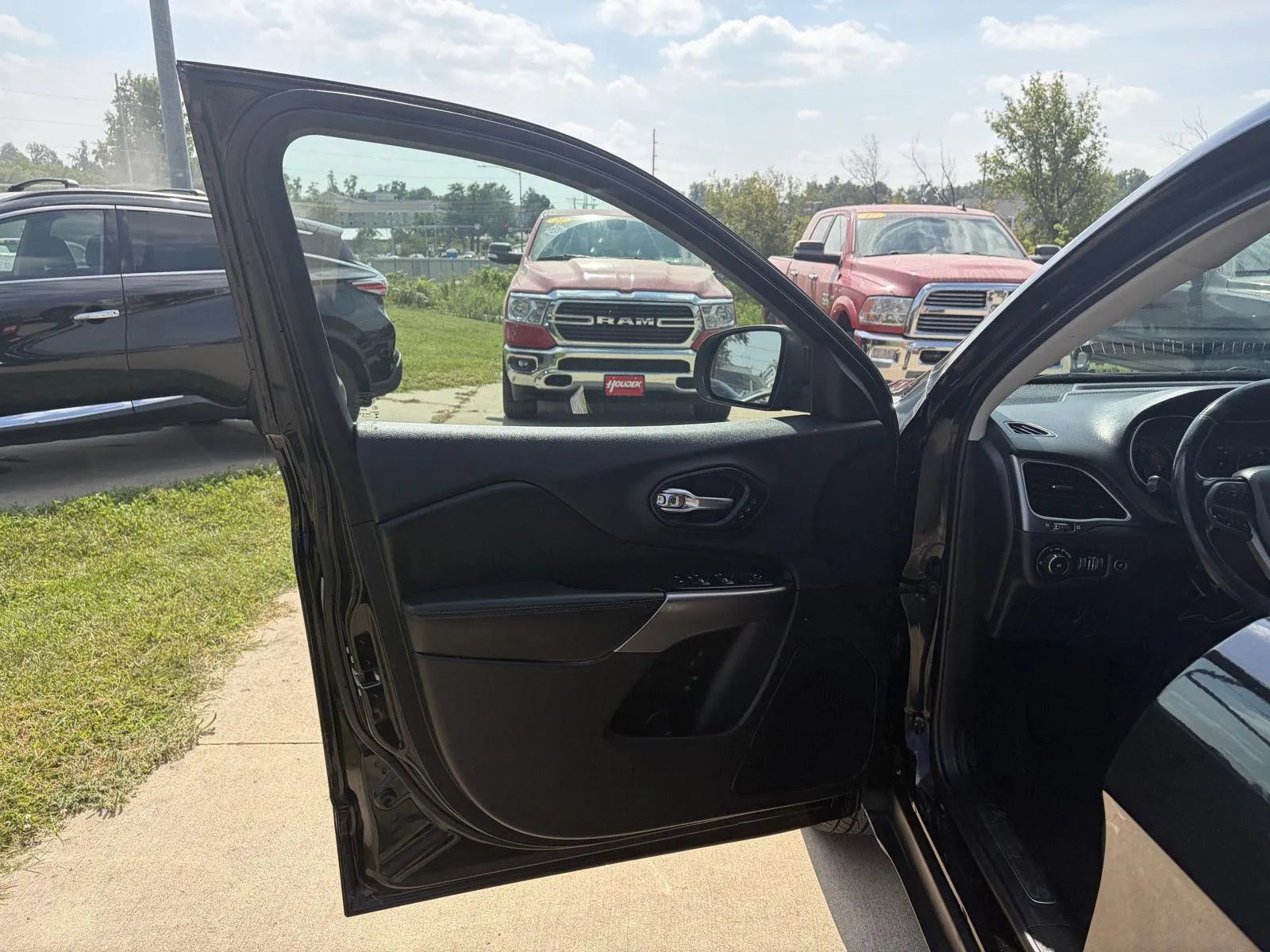 Used 2019 Jeep Cherokee Limited AWD/4WD image 10