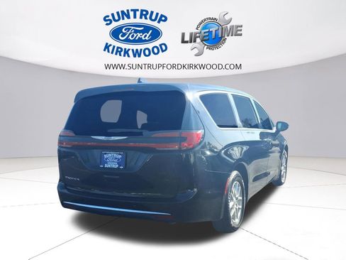 Used 2024 Chrysler Pacifica Touring-L image 3